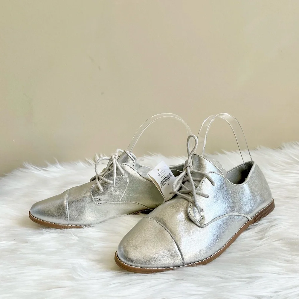 NWT Gap Silver Shoes - Picture 4 of 7